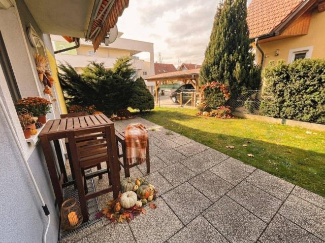 Sehr nette 2 1/2 Zimmerwohnung plus Wohnküche mit schönem Garten und Parkplatz!