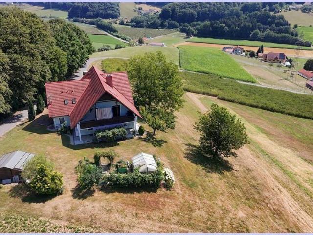 Sehr attraktives Wohnhaus in Traumlage mit sensationellem Ausblick, Garten, 2 Wohneinheiten, Garagen