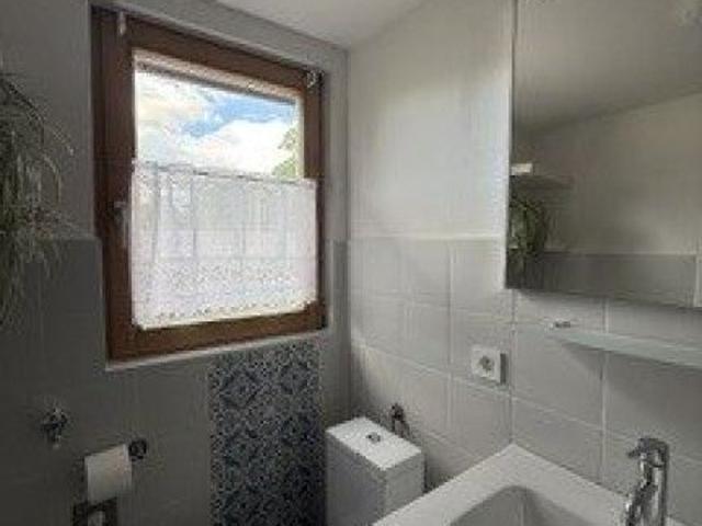 Sehr charmante, lichtdurchflutete 2 Zi Wohnung: Schlafzimmer, Küche/Essen/Wohnen, im grünen Teil der Stadt, 27m², gepflegt, ideal für Singles oder Studenten