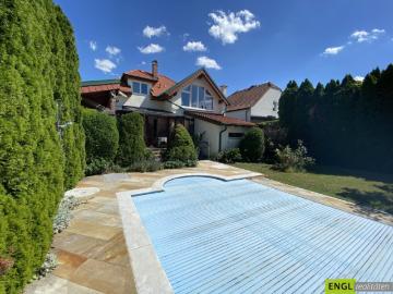 Sehr charmantes Einfamilienhaus mit traumhaftem Pool, Wintergarten, großem Carport und Garten mit einigen Extras