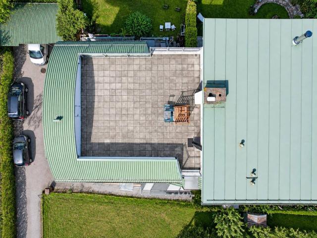 Sehr edle Rarität – außergewöhnliche Eigentumswohnung mit Südterrasse, 3,30 m Raumhöhe, & Garage!