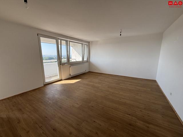 sehr einladende, großzügige 2 raum wohnung mit loggia! im stadtteil niedernhart/spallerhof direkt neben dem vital und einkaufszentrum muldenstraße! 1a infrastruktur und öffi anbindung!