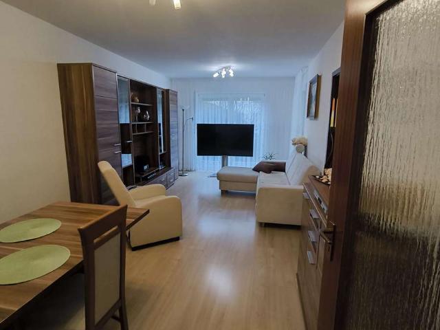 Sehr gepflegte 2 Zimmer Wohnung mit Balkon und Tiefgarage in zentraler, ruhiger Lage