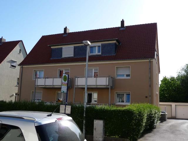 Sehr gepflegte Wohnung im OG eines 3 Parteien Hauses mit Balkon
