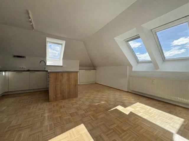 Sehr gepflegte Eigentumswohnung mit Süd West Balkon, Klimaanlage & Garage