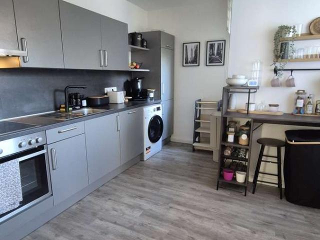 sehr gepflegte großzügige 3 Zimmer Wohnung mit EBK und Balkon