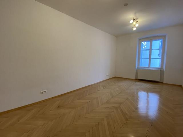 Sehr gepflegte Innenstadtwohnung in absoluter Bestlage – Innere Stadt direkt beim Franziskanerplatz – WG geeignet – Provisionsfrei!