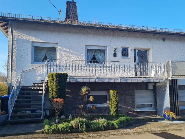 Sehr gepflegtes EFH mit 2 Wohneinheiten, Balkon, Terrasse,Garage,Rollstuhllift in Walsdorf