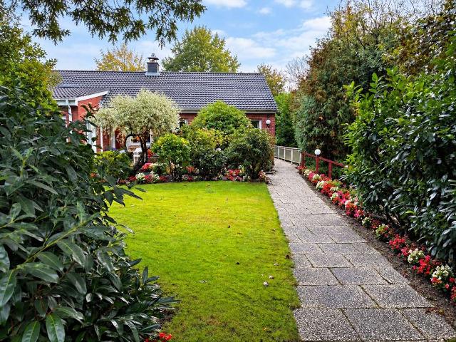 Sehr gepflegtes Reihenendhaus mit Garten und zwei Garagen