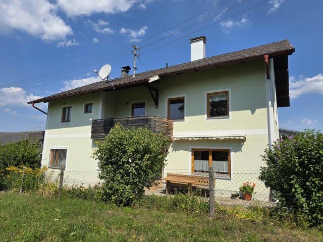 Sehr gepflegtes Wohnhaus mit 2 Wohneinheiten, vier Garagen und Werkstatt