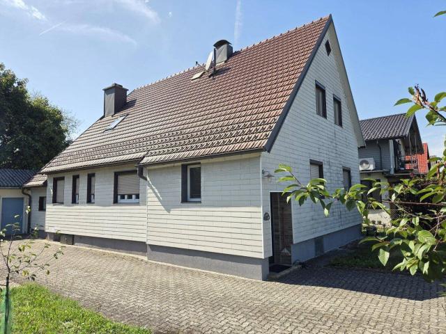 Sehr gepflegtes Wohnhaus samt großem Garten sowie ein Nebengebäude mit integrierter Garage am Waldrand