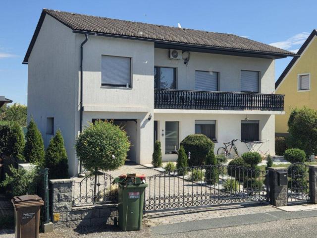Sehr gepflegtes und geräumiges Stock Wohnhaus samt integrierter Garage in guter Lage
