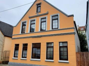 Sehr gepflegtes Zweifamilienhaus mit vermieteter EG Wohnung und Maisonettewohnung zu verkaufen