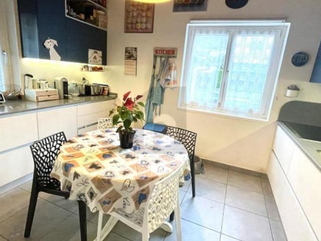 Sehr geräumiges und helles Zweifamilienhaus mit Garten