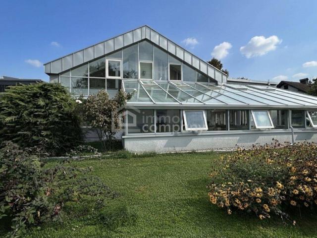 Sehr großes Einfamilienhaus mit Hallenbad/Schwimmbad, Massage Badewannen, für eine größere Familie oder Paare, die sehr viel Bewegungsspielraum lieben