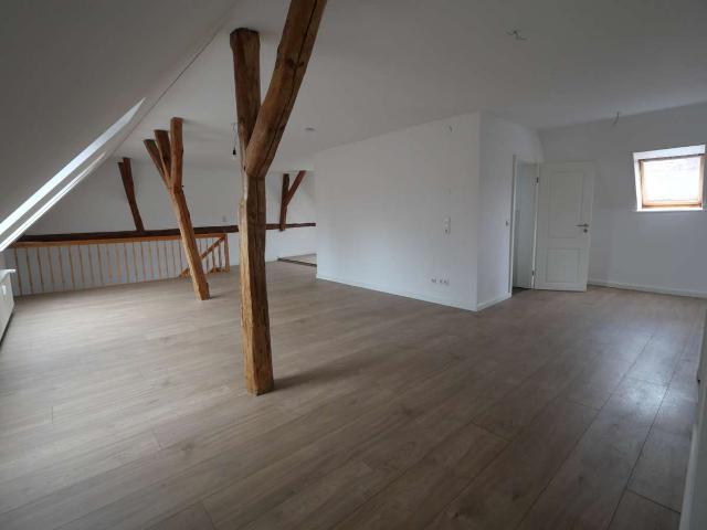 Sehr großzügige 3 Zimmer Wohnung mit neuwertiger EBK und Gartenanteil