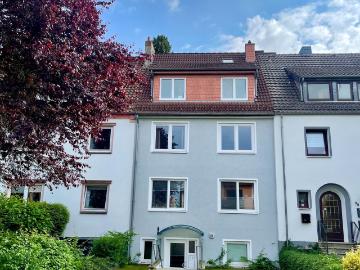 Sehr helle Dachgeschosswohnung mit schönem Südbalkon in ruhiger Seitenstraße