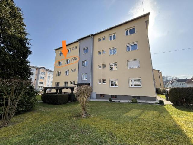 Sehr helle Eigentumswohnung mit Loggia und Parkplatz