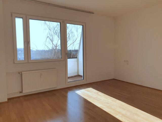 Sehr helle, schöne und ruhige Loggiawohnung im 3. Liftstock mit Ausblick in den Wienerwald