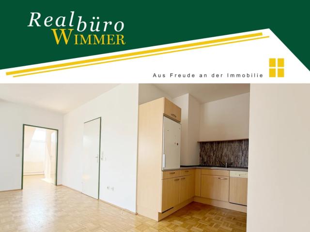 Sehr helle 3 Zimmer Dachgeschosswohnung Nähe Krankenhaus