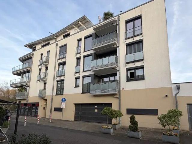 Sehr hochwertig ausgestattete 4 Zimmer Stadtwohnung mit Aufzug, Einbauküche, 2 Balkonen & Garage