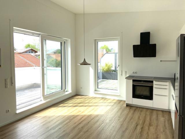 Sehr ruhige, sonnige 2 Zi DG Wohnung! 2 Dachterrassen! Zentrum Holzkirchen!