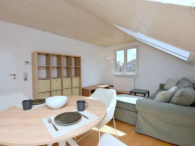 Sehr schön möblierte Dachgeschosswohnung in einem Altbau im beliebten Stuttgarter Westen
