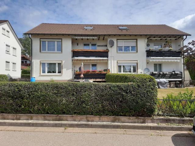 Sehr schön gelegene 4 Zimmer Wohnung mit Balkon und Garage