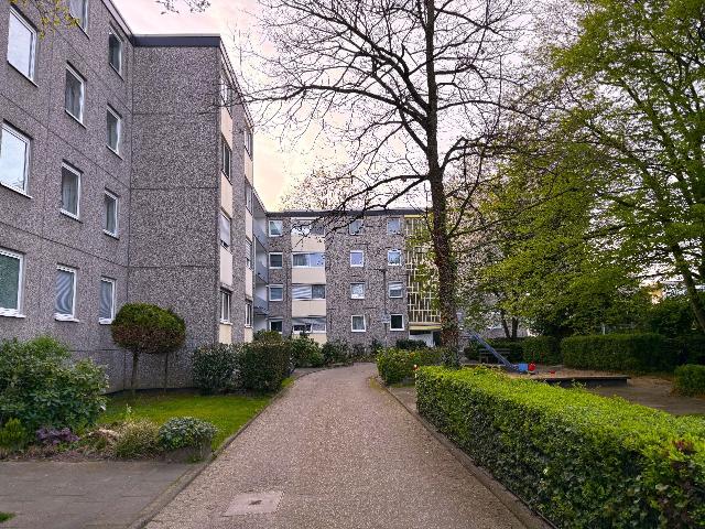 Sehr schön helle 4 Zimmer Wohnung mit großer Loggia, Nähe Kaarster See