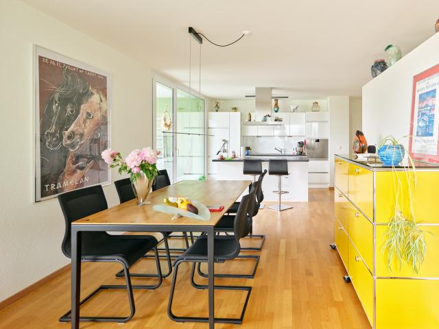 Sehr schöne 4,5 Zimmer Wohnung mit viel Licht, grossem Balkon, ruhige Umgebung