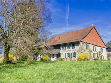 Sehr schöne 6,5 Zimmer Waadtländer Bauernhof mit Scheune und grossem Grundstück!