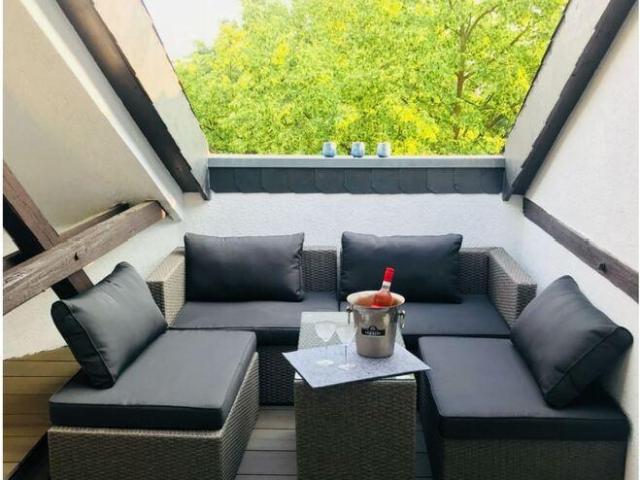 Sehr schöne 2 Zi. Wohnung im 3. OG mit Dachterrasse. In der Nähe zur Uni, komfortable Wohnung mit KFZ Stellplatz vor der Tür