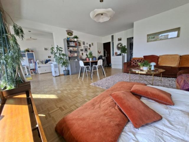 Sehr schöne 2,5 Zimmer Wohnung mit großem Balkon und außergewöhnlicher Aussicht