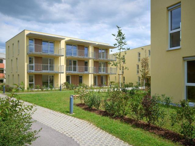 Sehr schöne 3 Zimmer Wohnung mit Einbauküche, Balkon und Carportparkplatz geförderte Miete 3 Zimmer