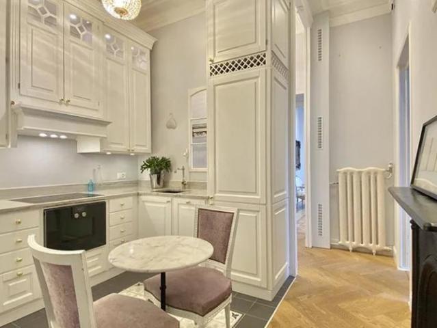 Sehr schöne 3 Zimmer Wohnung mit hoher Decke