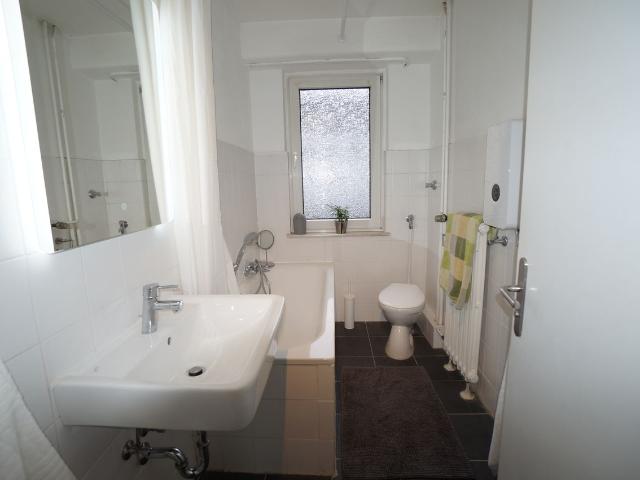 Sehr schöne 3 Zimmer Wohnung mit massiv Parkett, füßläufig Hauptbahnhof !, Duisburg Amsterdam Apartments for Rent