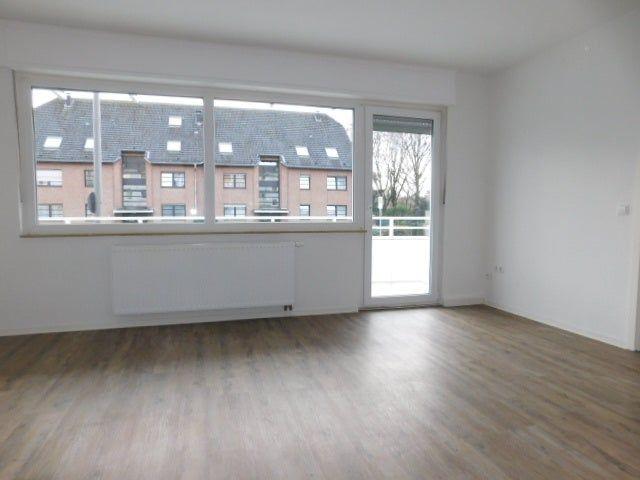 Sehr schöne 3 Zimmerwohnung im 2. OG bezugsfertig mit Vinylboden und Balkon.