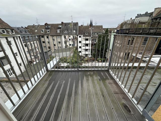 Sehr schöne 3 4 Zimmer Wohnung mit 2 großen Balkonen, Aufzug und Dom Blick