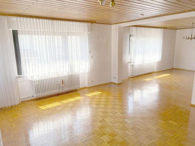Sehr schöne 3,5 Zi Whg mit großem Balkon und Einbauküche in Karlsruhe Neureut