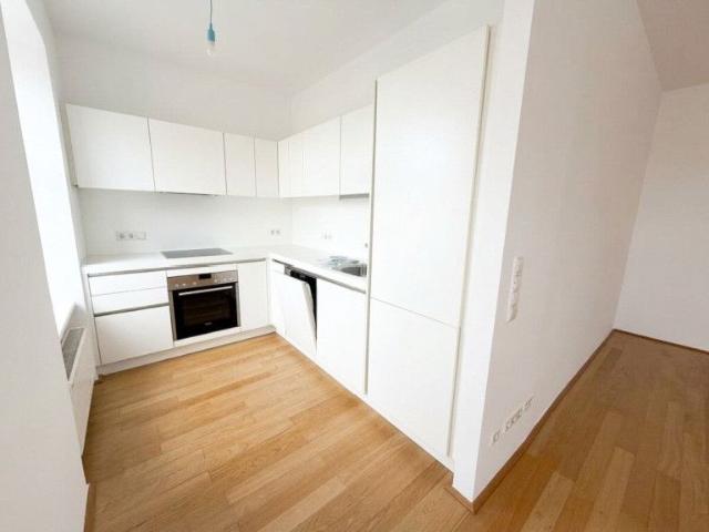 Sehr schöne und moderne 80m2, 2 Zimmer DG Wohnung im Stilaltbau Nähe Schlossquadrat