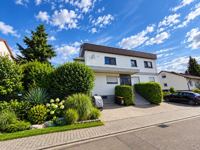 SEHR SCHÖNE WOHNUNG MIT TAGESLICHT BADEZIMMER, BALKON MIT MARKISE, PKW GARAGE UND EIGENEM GARTEN.