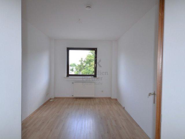 Sehr schöne Wohnung im 2. OG mit Balkon und Garage!