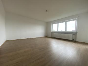 Sehr schöne, große 4 Zimmer Wohnung mit Balkon in Irchenrieth zu vermieten!