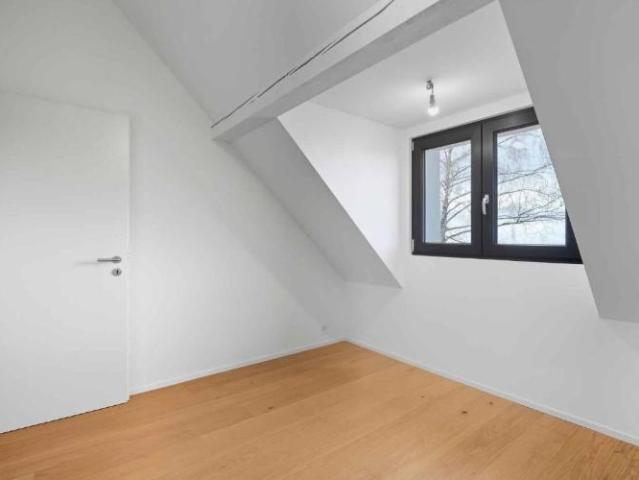 Sehr schöne, komplett renovierte freistehende Villa mit 6,5 Zimmern Wohnviertel