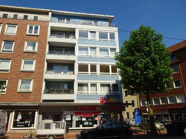 Sehr schöne renovierte 3 Zimmer Wohnung mit großem Balkon im 5. Obergeschoss für 3 Personen im Satz
