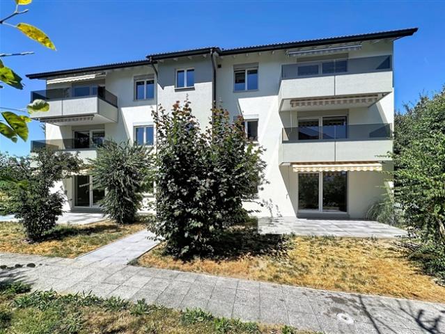 Sehr schöne renovierte 4.5 Zimmer Wohnung mit Balkon