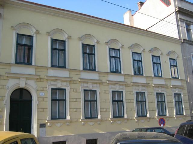 Sehr schöne, sanierte ALTBAUETAGE mit Terrasse und Balkon