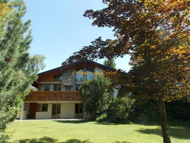 Wunderschönes Chalet mit 6,5 Zimmern auf einem großen bewaldeten Grundstück in Crans