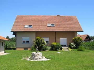 SEHR SCHÖNES EIN ZWEIFAMILIENHAUS AUF GROSSEM, SONNIGEN GRUNDSTÜCK IN RUHIGER ORTSRANDLAGE