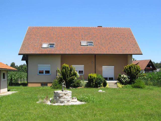 SEHR SCHÖNES EIN ZWEIFAMILIENHAUS AUF GROSSEM, SONNIGEN GRUNDSTÜCK IN RUHIGER ORTSRANDLAGE